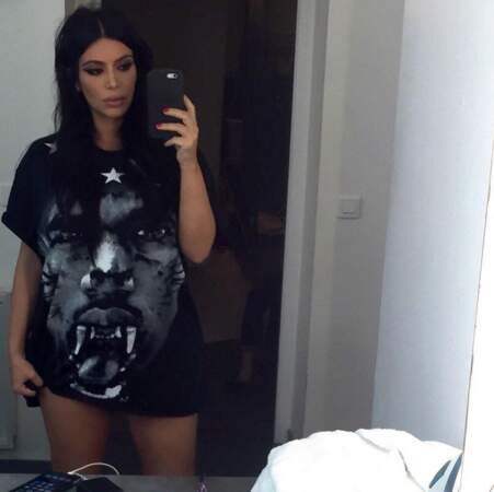 Dans le genre "n'importe quoi", Kim Kardashian a porté son mari sur son t-shirt.