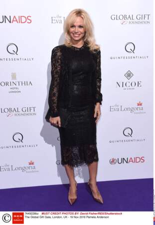 Pamela Anderson avait choisi une robe plutôt sage en cuir et dentelles 