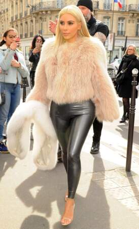 Cuir + fourrure, Kim Kardashian a chaud mais elle a du style...