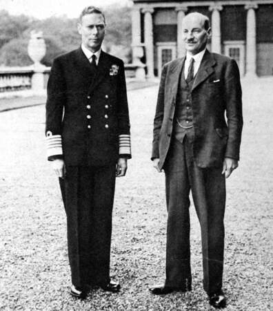 Autre figure politique historique présente dans la série, Clement Attlee (à droite sur la photo)