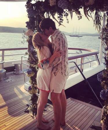 Ellie Goulding a fait un gros bisou à son fiancé, Caspar Jopling. 