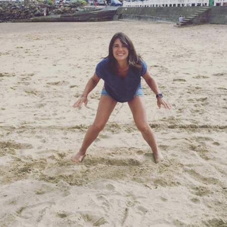 Même en vacances, Estelle Denis pense toujours au sport : foot sur la plage ! 