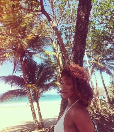 En parlant de tropiques, Manon Azem profite à fond de la Guadeloupe. 