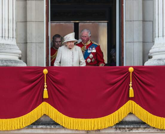 La Reine Elisabeth II au balcon de Buckingham avec son fils, le prince Charles