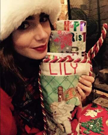 Une chaussette bien plein de cadeaux pour Lily Collins