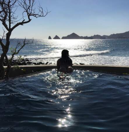 Kourtney Kardashian nous a montré ses fesses à contrejour durant son week-end à Cabo avec son ex. 