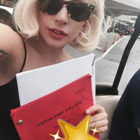 Toute fière, Lady Gaga pose avec le script de la saison 5 d'American Horry Story.