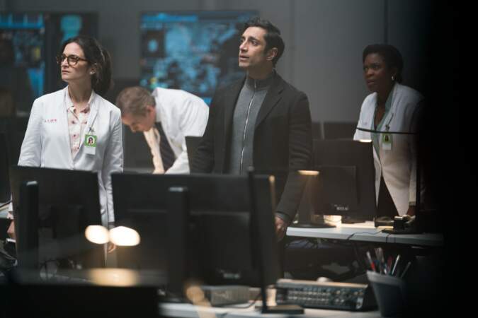 Dora Skirth (Jenny Slate) et Carlton Drake (Riz Ahmed) au centre de contrôle de mission