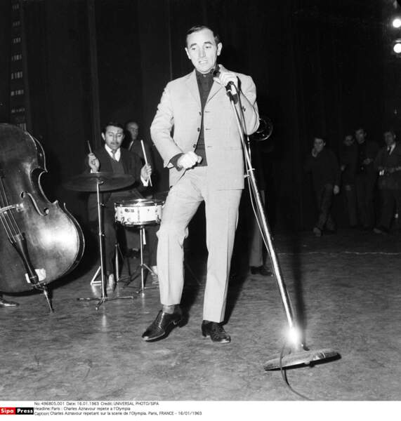 Charles Aznavour répétant sur la scène de l'Olympia en 1963
