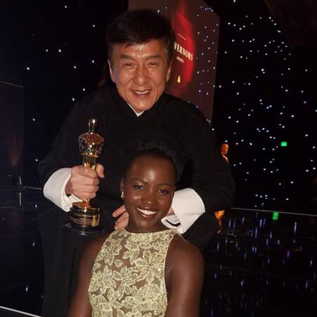 Lupita Nyong'o était trop contente pour Jackie Chan, récompensé lors des Governors Awards.
