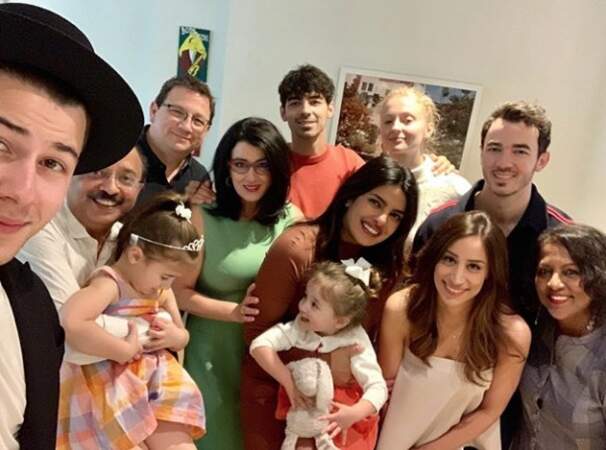 Priyanka Chopra (Quantico) a réuni sa famille et celle de son mari, les Jonas