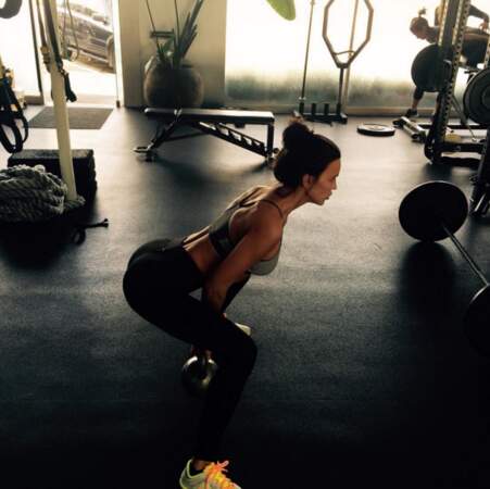 Irina Shayk fait des squats