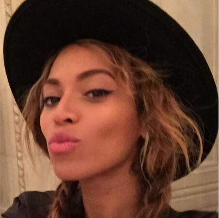 ... Pendant que Beyoncé faisait des selfies au Louvre
