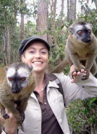 Sa collègue Sophie Jovillard s'éclate bien elle aussi. Ici, en Thaïlande avec des singes...