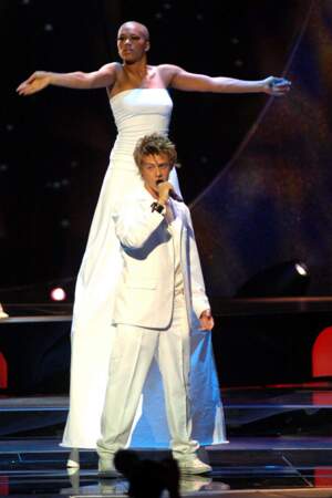 En 2004, la France est représentée par Jonathan Cerrada avec le titre "À chaque pas"