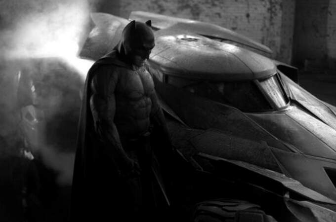 Zack Snyder continue de creuser la face sombre du super-héros. Patience, il faudra attendre encore deux ans !