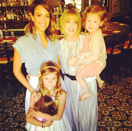Et Jessica Alba avec sa maman et ses deux adorables petites filles