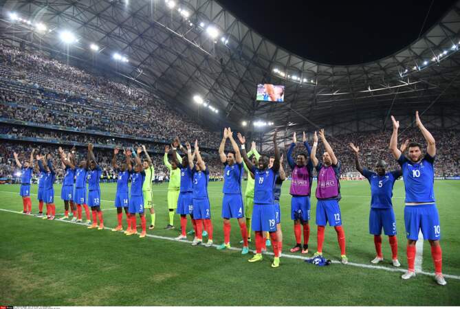 Après sa victoire, l'équipe de France salue le public