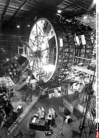 Mais cette station spatiale était bien arrimée au sol, Stanley Kubrick supervisant le tournage.