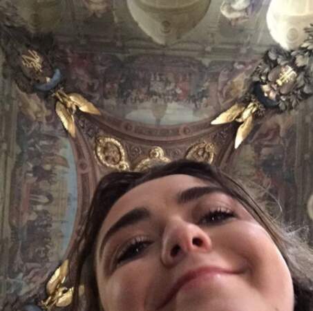 Maisie Williams a fait un tour au Louvre.