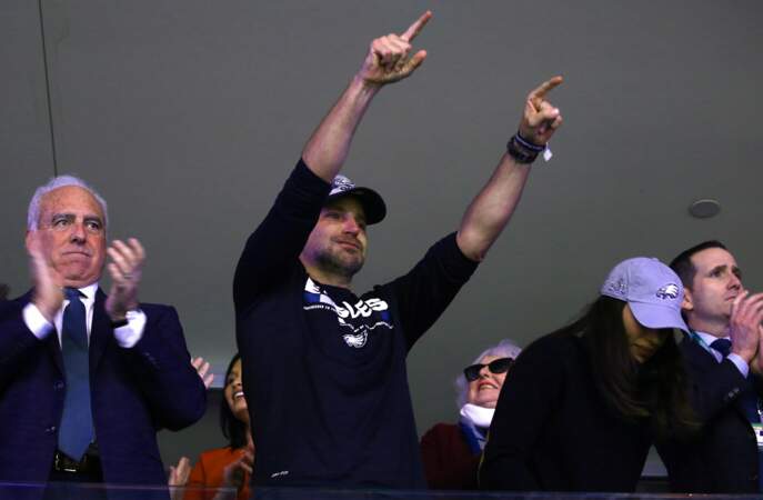 En tribunes, Bradley Cooper était à fond dans le match, en bon fan de NFL