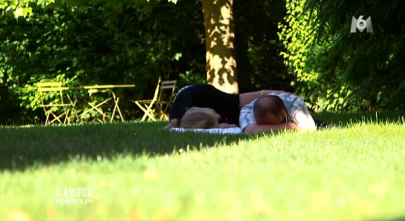 Pour fêter ça, Véronique et Thierry font une petite sieste dans l'herbe
