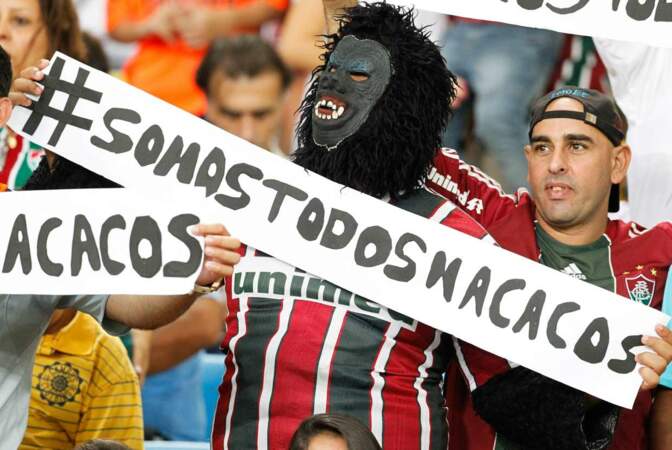 Brésil : "Nous sommes tous des macaques", affiche ce supporter, en soutien à Lucas Moura. 