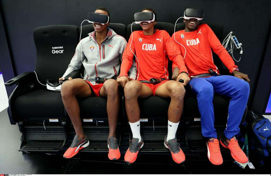 Moment de détente pour les volleyeurs cubains, en pleine séance de jeu en réalité virtuelle