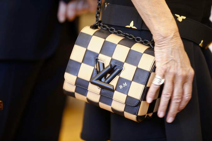 ... assortie à un sac Louis Vuitton dont le cuir épi est gravé de ses initiales "BM" !