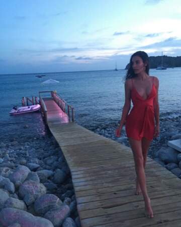 Et on adore la petite robe rouge de la top-model Elisa Meliani ! 