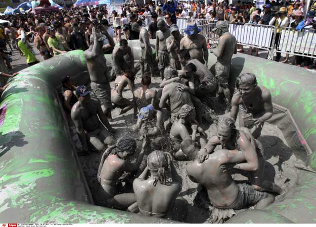 Toboggans de boue, lutte dans la boue, parcours militaire... Bienvenue au festival de la boue en Corée du Sud