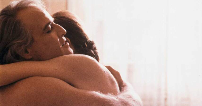 Quand il ne se rebelle pas, Marlon Brando étreint, comme dans le sulfureux "Dernier Tango à Paris" (1972).