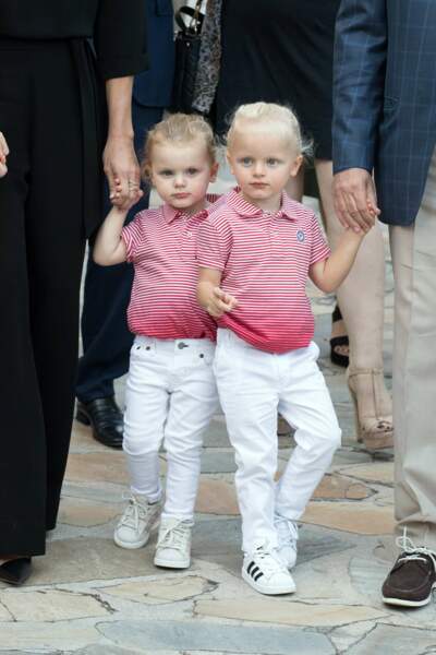 Vêtus pareil, la princesse Gabriella (à gauche) et le prince Jacques étaient pourtant bien distincts