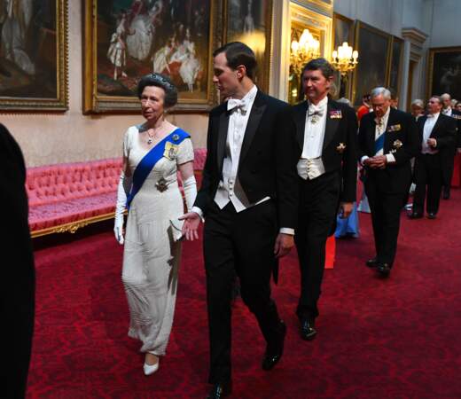 En pleine conversation avec Jared Kushner, la princesse Anne est suivie par son époux Tim