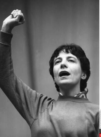 Arlette Laguiller, le poing levé pour Lutte ouvrière en 1980