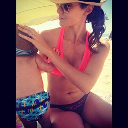 Daniela, son fils, le soleil, la plage... le bonheur, quoi.