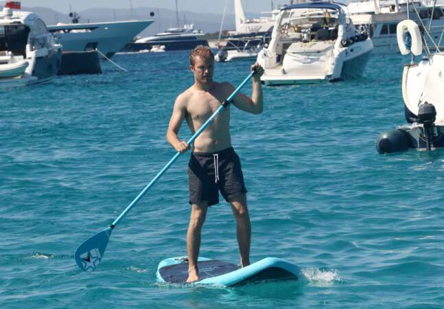 Pendant ce temps, son collègue Nico Rosberg s'essaie au paddle...