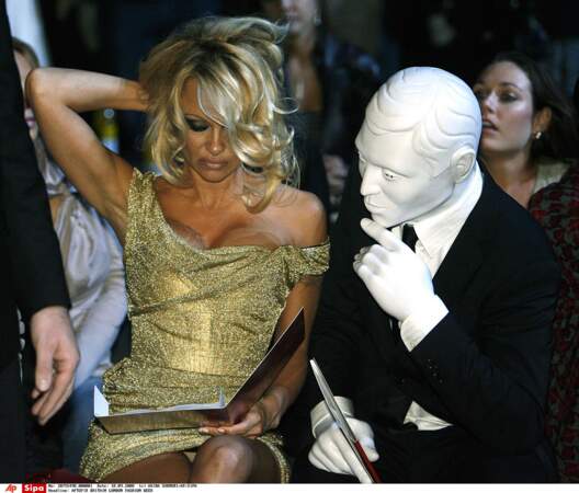 Le visage de l'homme est plus masqué que le décolleté de Pamela Anderson !