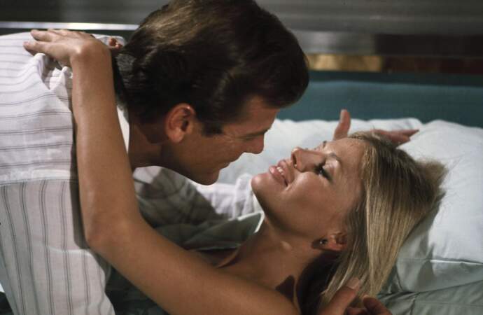 Roger Moore romantique avec Britt Ekland dans L'homme au pistolet d'or