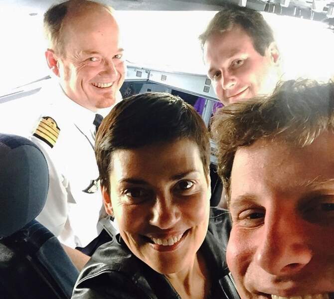 Tellement VIP qu'elle a le droit de prendre des selfies dans le cockpit.