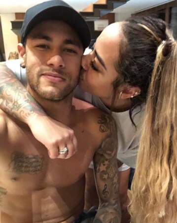 Neymar a reçu un gros bisou de sa sœur, Rafaella. 