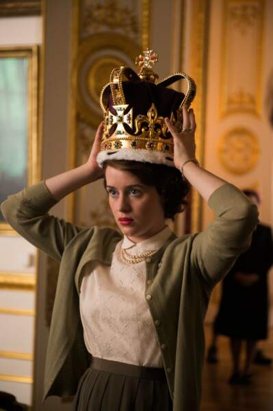 La série Netflix The Crown met en scène la vie de la Reine (Claire Foy pour les saisons 1 et 2), de son mariage en 1947 à nos jours.