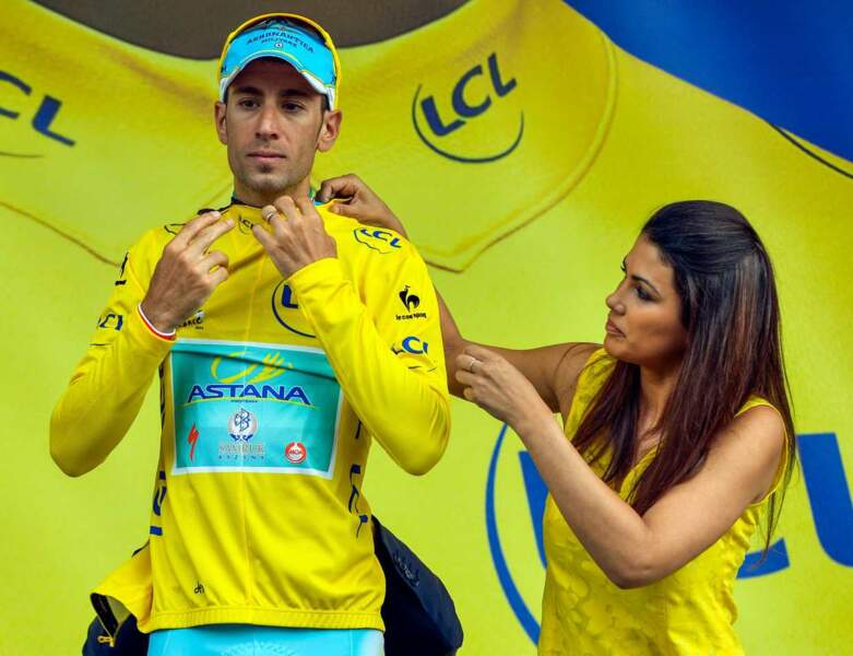 L'Italien Vincenzo Nibali (Astana) reçoit le maillot jaune... 