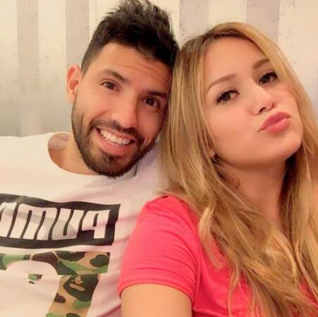 L'attaquant argentin Sergio Aguëro tout sourire avec sa petite amie Karina...