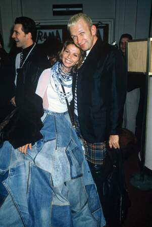 En 1994, Victoria Abril a fait fureur à la première du film Kika à Paris dans sa robe composée de carrés de jeans