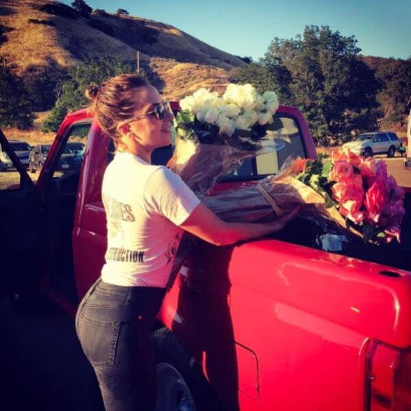 Quand Lady Gaga remercie l'équipe de tournage de son nouveau film, elle offre des fleurs. 