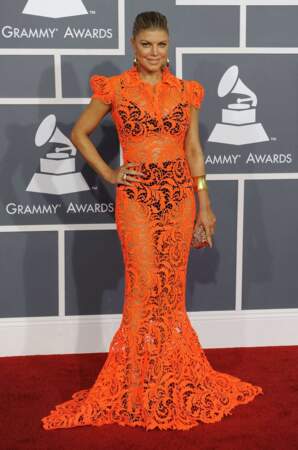 Même cérémonie mais l'année suivante, Fergie des Black Eyed Peas a opté pour une robe orange tout en transparence
