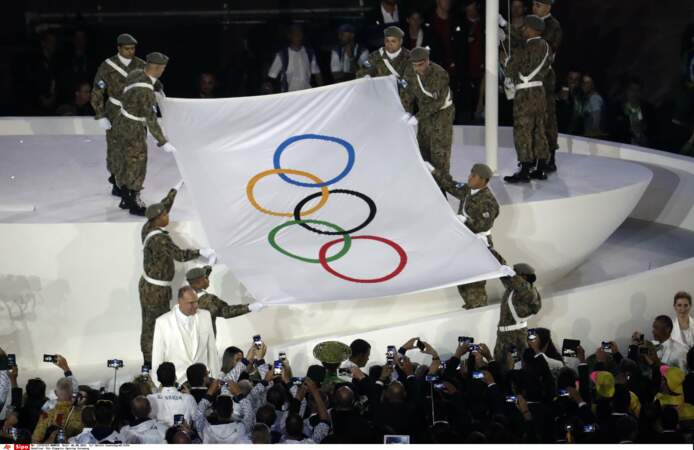 Des soldats ont hissé le drapeau olympique sur son mât