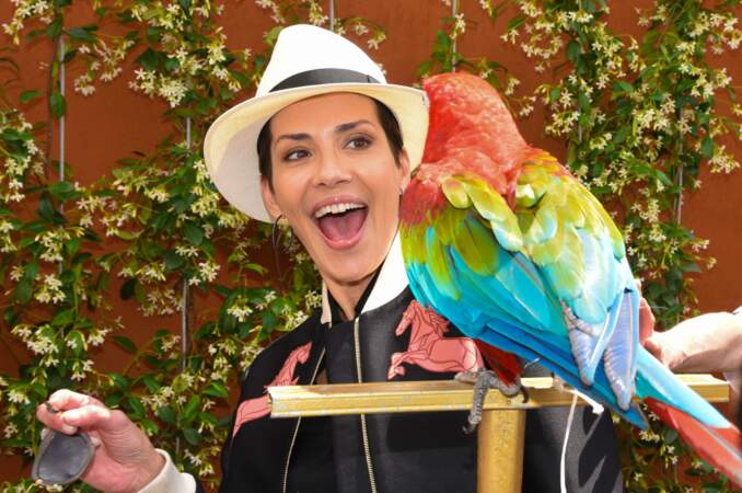 Cristina Cordula trouve le perroquet du village VIP manifaïk !