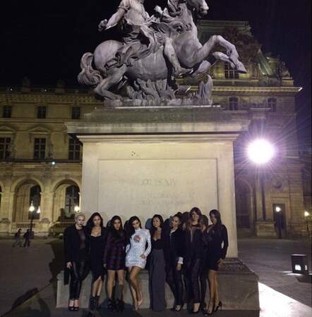 Et même devant la statue de Louis XIV ! S'il savait...
